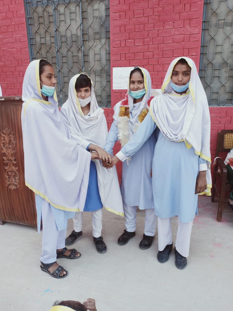 گورنمنٹ گرلز ہائی سکول 118/10 آر خانیوال میں سٹوڈنٹ کونسل کا انتخاب جیتنے والی عہدیداران کا گروپ فوٹو